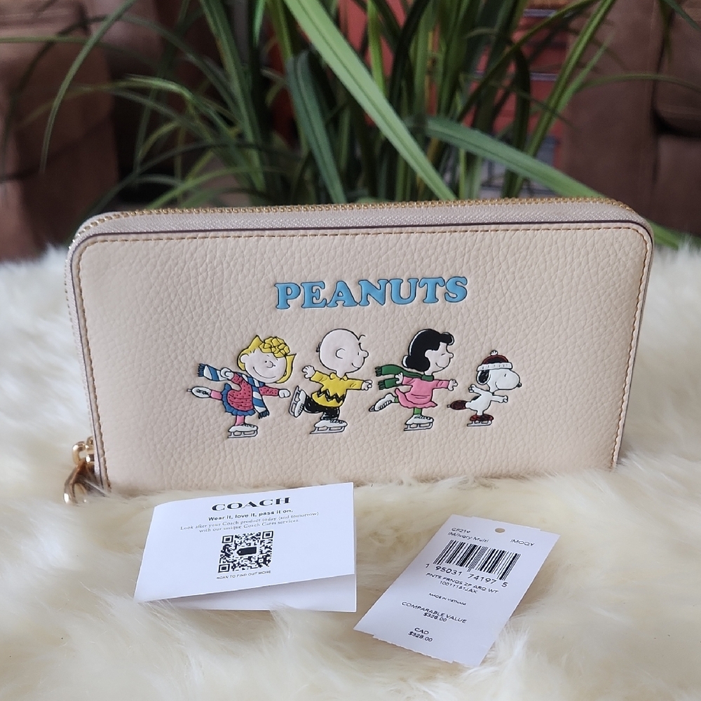 Adorable NWT Coach X Peanuts, Snoopy & Friends Zip Around Wallet⛸️🩵🐾🩷🎁